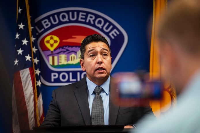 FBI special agent Raul Bujand tijdens een persconferentie over de vierde moord op een moslimman in negen maanden tijd in Albuquerque.