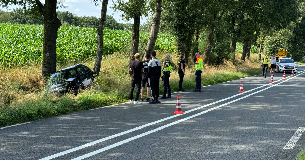 Auto belandt in sloot na eenzijdig ongeval.