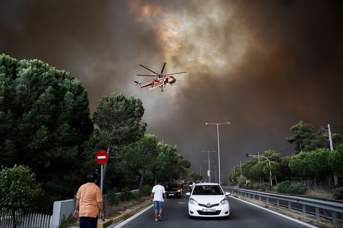 Een bosbrand in Neo Voutsa, een voorstad van de Griekse hoofdstad.