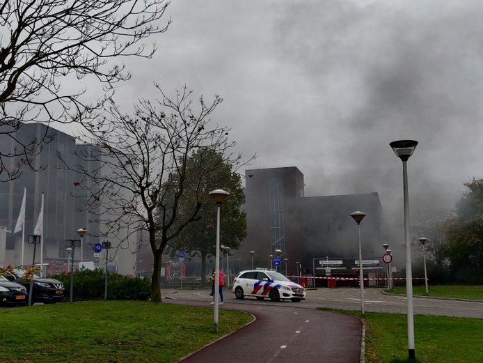 Veel rookontwikkeling bij grote brand in parkeergarage ziekenhuis in ...
