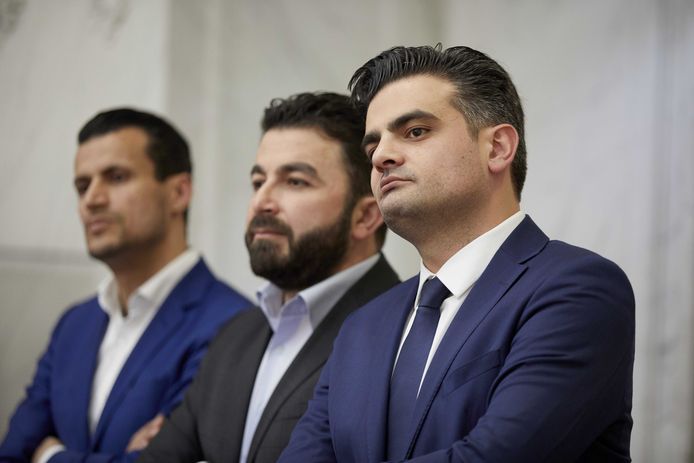 Farid Azarkan, Selcuk Ozturk en Tunahan Kuzu van DENK tijdens de officiële uitslag van de Tweede Kamerverkiezing.