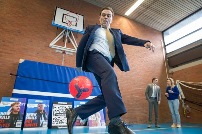 Burgemeester Michel Bezuijen laat zijn voetbalskills zien bij de aftrap van de campagne tegen wapenbezit.