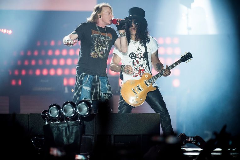 Axl Rose en Slash van Guns N' Roses tijdens een concert in Kopenhagen afgelopen zomer. Beeld EPA