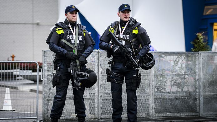 Politie agenten met mitrailleurs dinsdagochtend bij het Scheepvaartmuseum, waar de informele Justitie en Binnenlandse Zaken (JBZ) Raad gehouden wordt.