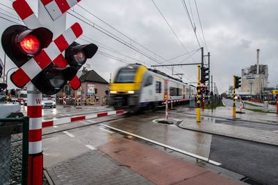 Voetganger gegrepen door trein op overweg in Luik