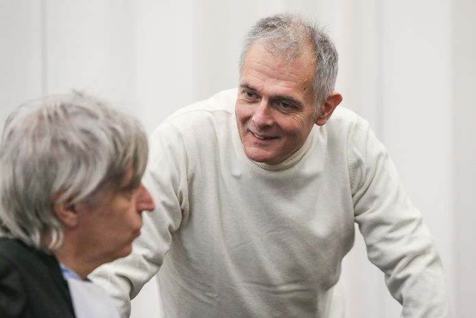 Joris Van Hove met zijn advocaat Walter Van Steenbrugge. De dokter was "overtuigd" dat hij vrijgesproken zou worden.