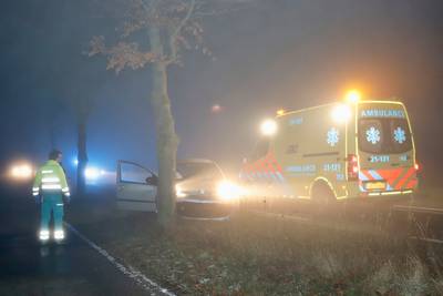 Auto ramt in dichte mist lantaarnpaal en boom in Oeffelt: bestuurster gewond