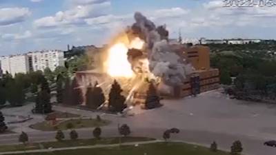 Het moment waarop raket inslaat op cultureel centrum van Oekraïense Lozova
