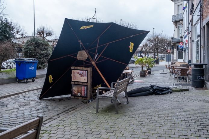 Storm Corrie zorgt voor omgevallen bloembakken stoelen en parasols.