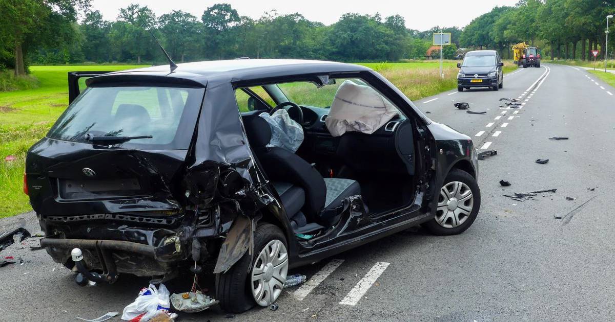 Zware aanrijding met drie autos bij Haaksbergen, twee personen naar het ziekenhuis.