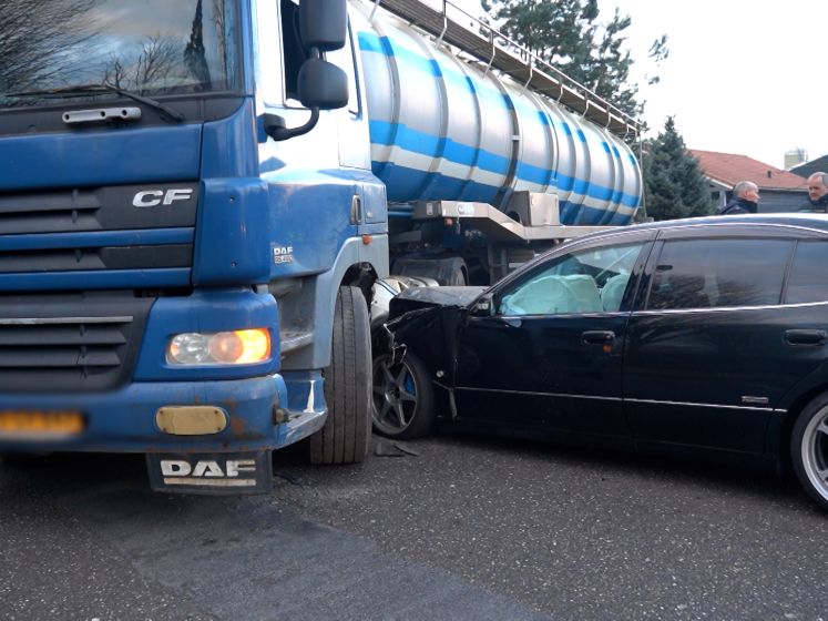 Automobilist komt met veel geluk weg na botsing op vrachtwagen in Dongen