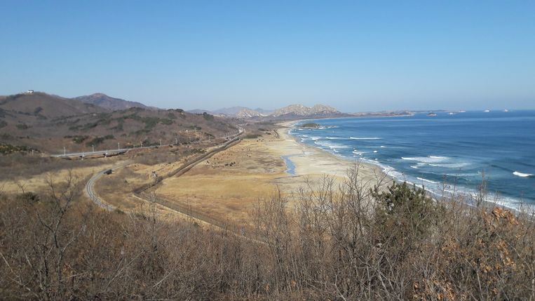 De Geumgangsanbergen, op Noord-Koreaans gebied Beeld Eline van Suchtelen