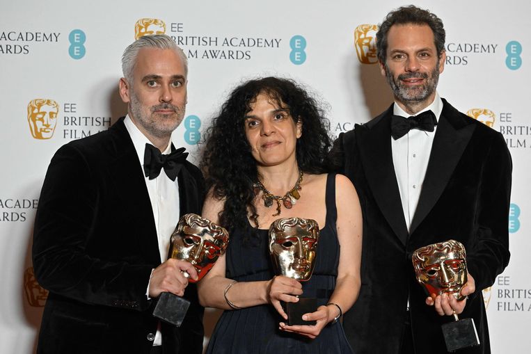 Produser The Power of the Dog Iain Canning, Tanya Seghatchian dan Emile Sherman di Bafta Award untuk Film Terbaik.  foto AFP
