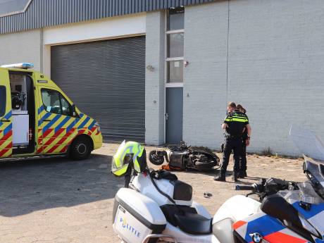 Scooterrijder botst met auto in Waalwijk, vliegt over motorkap en raakt gewond aan hand