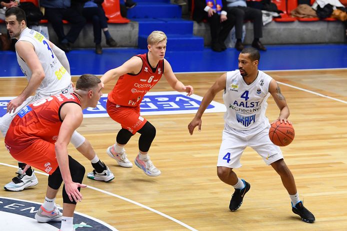 De supporters van Okapi Aalst kunnen nog twee maanden langer genieten van Omar Calhoun (4).