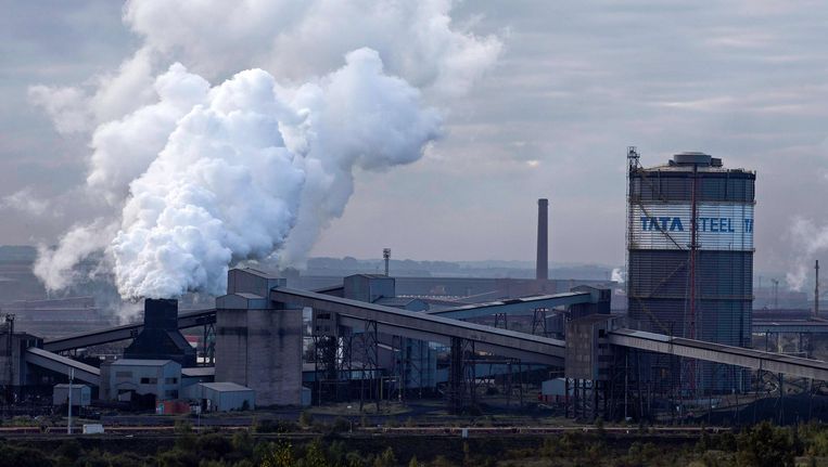 Een Tata Steel fabriek in Engeland. De Indiase producent van staal moest veel banen schrappen, en geeft daarvoor de Chinese staalindustrie de schuld. Beeld afp