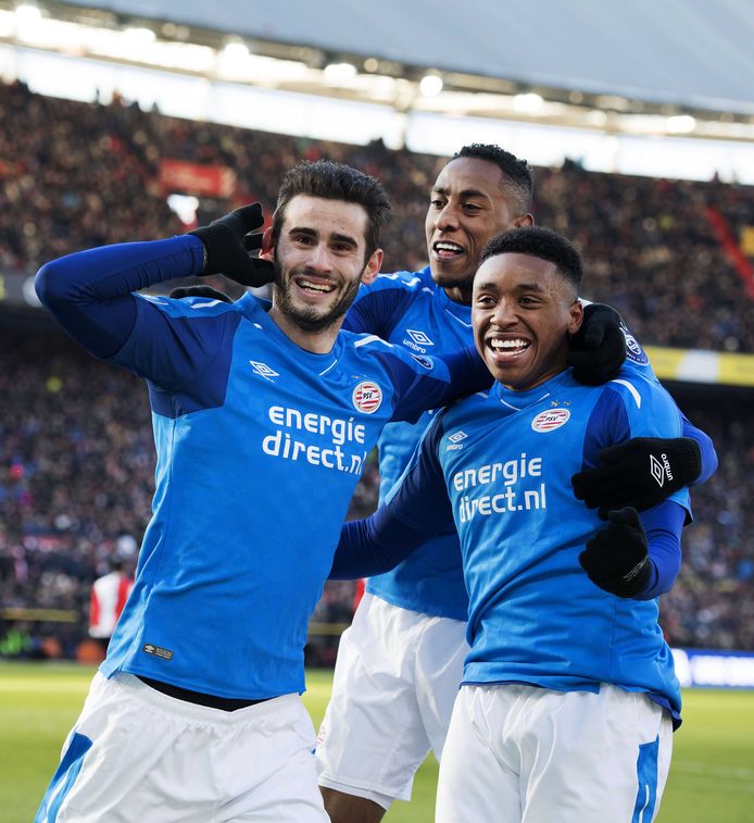 Aangever Bergwijn (r) viert de 3-1 van Gaston Pereiro.