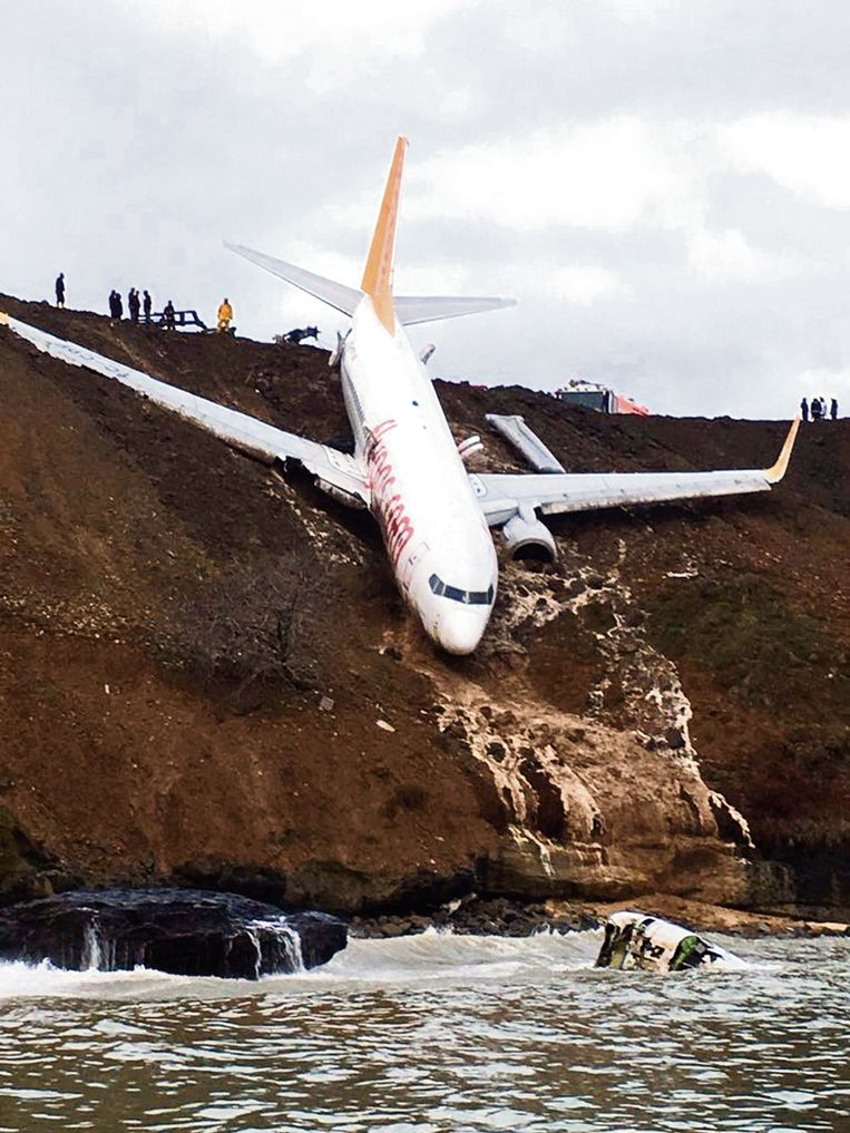 In het Turkse Trabzon bleef een Boeing van Pegasus Airlines hangen op een klif boven de Zwarte Zee, nadat het van de landingsbaan was geraakt. De 168 inzittenden kwamen er met de schrik af.  Beeld Getty Images