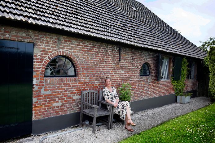 Sanne Hoogeveen (38) bij haar woonboerderij uit 1890 aan de Jachtlaan in Hank.