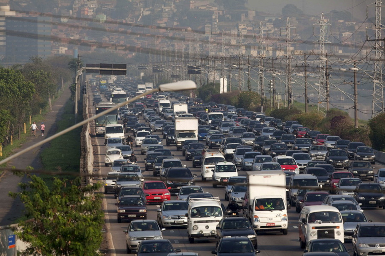 Auto-gerichte steden brengen files, vervuiling en ziekten met zich mee Beeld epa
