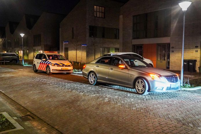 De politie doet onderzoek en zoekt naar de twee overvallers.