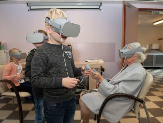 Scholieren en senioren testen samen VR-bril uit