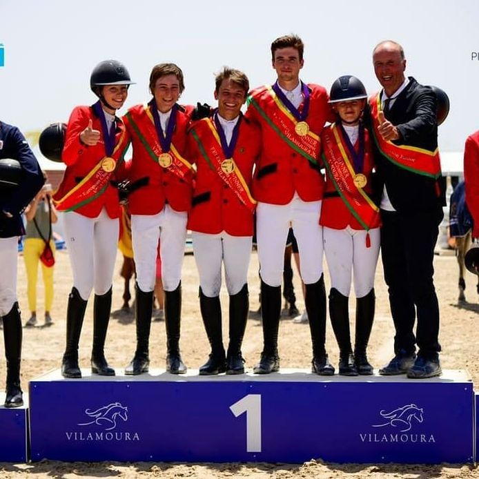 De junioren met goud op het podium in Vilamoura.