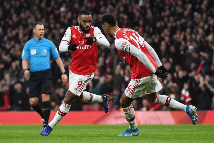 Alexandra Lacazette (midden) redde Arsenal van een nieuwe nederlaag.