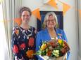 Corine ter Brugge (rechts) is benoemd tot Lid in de  Orde van Oranje Nassau. Burgemeester Ester Weststeijn van Rozendaal reikte vrijdag de versierselen uit.