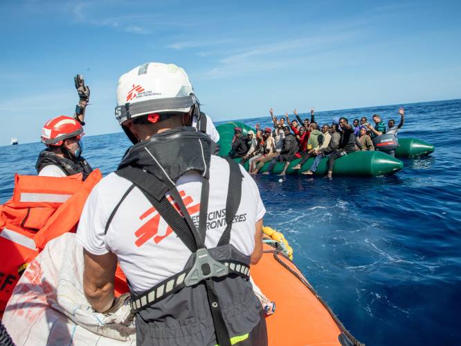 Reddingsschip pikt meer dan dertig migranten op in Middellandse Zee