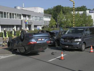 Wagen over de kop bij ongeval op Prins Boudewijnlaan in Wilrijk