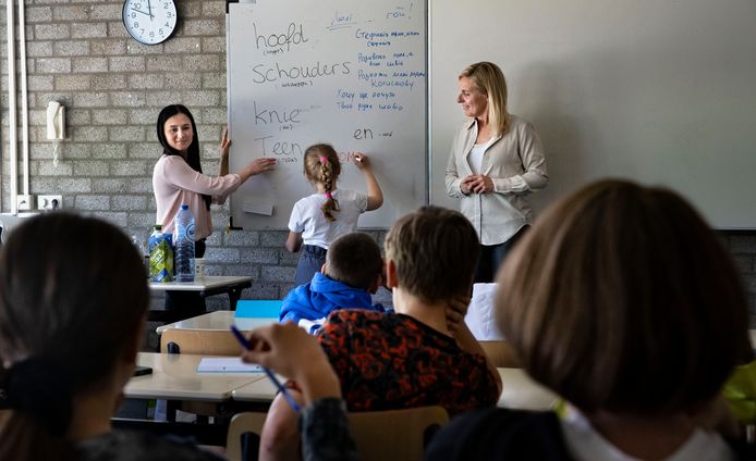 Hoofd, schouders, knie en teen op de school waar sinds deze week 35 Oekraïense kinderen les krijgen.