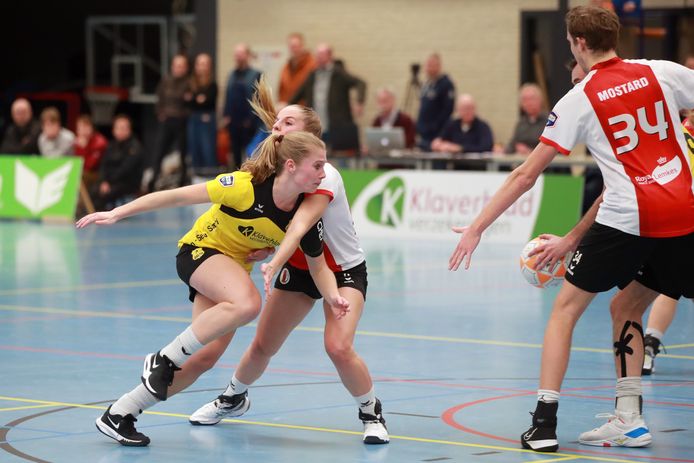 Lotte van Montfort (l) breekt door, Maayke Brouwer van TOP heeft handen en voeten nodig om haar te stoppen.