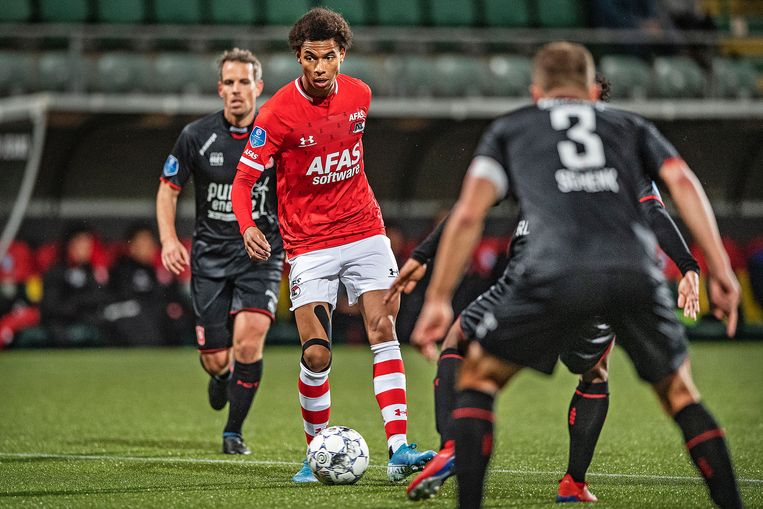 Calvin Stengs behoudt overzicht tussen een woud van spelers van FC Twente. Beeld Guus Dubbelman / de Volkskrant