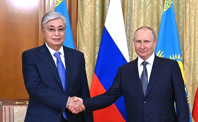Il presidente kazako Kassym-Jomart Tokayev durante un incontro con il presidente russo Vladimir Putin il 19 agosto 2022.