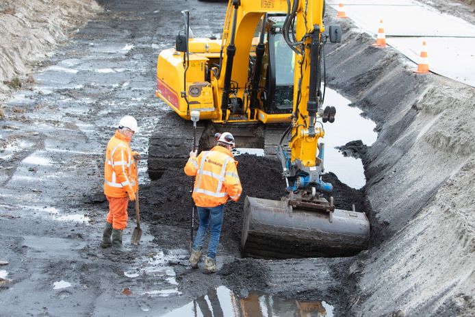 Verwijdering zwaar vervuilde thermisch gereinigde grond bij Westdijk in Bunschoten.