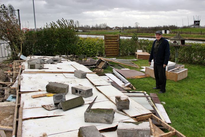 Jozef (79) bij de brokstukken.