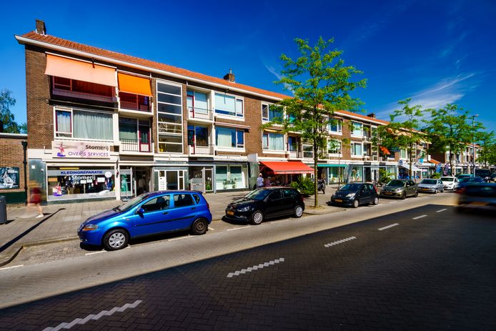 Deze winkel- en woonstraat in Rotterdam-Overschie werd vorig jaar voor bijna tien miljoen euro gekocht door een Amsterdamse belegger. De winkeliers moeten vertrekken.