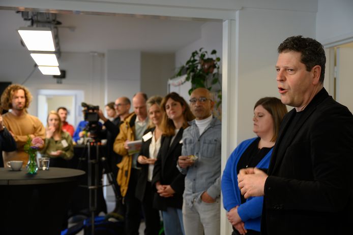 OP de voorgrond schepen voor Sociale Zaken Tom Meeuws op de opening voor Huis Archimedes.