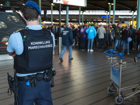 ‘Handjes omhoog’ verleden tijd op Schiphol: reizigers met high-tech scanners in 3 seconden door de poortjes