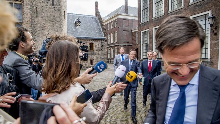 Premier en VVD-onderhandelaar Rutte lacht maar zegt niks over de kabinetsformatie. Beeld anp