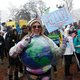 Duizenden mensen protesteren op Trumps honderdste dag tegen zijn energiebeleid