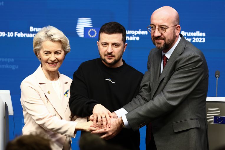 Zelensky (midden) bij de persconferentie met Commissievoorzitter Ursula von der Leyen (links) en voorzitter van de Europese Raad Charles Michel (rechts). Beeld ANP / EPA