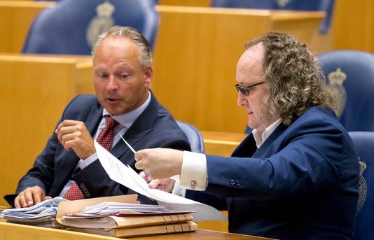 Remco Dijkstra (VVD) (L) en Dion Graus (PVV) tijdens het Kamerdebat