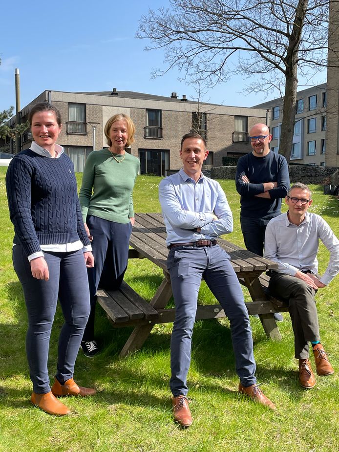 Dienst Nucleaire Geneeskunde A.S.Z. – OLV 
(Van links naar rechts op de foto) Dr. Sim Vermeulen, Dr. Nicole Dorny, Dr. Dirk Ooms, Dr. Pieter De Bondt en Dr. Olivier De Winter.