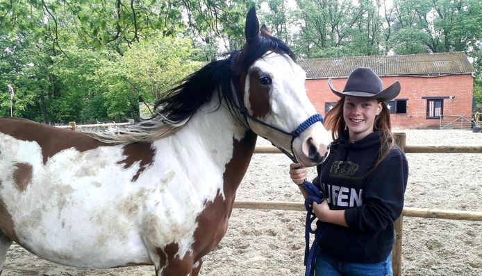 Lina Goos met een van de paarden op de ranch in Herenthout.