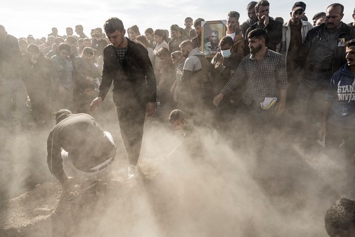 Syrische Koerden bij de begrafenis van mensen die afgelopen weekend door de Turkse aanvallen op het noorden van Syrië werden gedood.