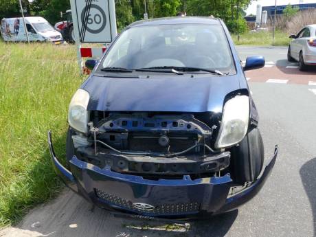 Scooterrijder gewond na botsing met auto in Enschede