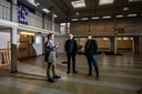 Voetbalhistoricus Matty Verkamman (midden) praat met pandeigenaar Arjen (links) en zijn broer Jakob Lagerweij. In deze ruimte zou het Nationaal Voetbalmuseum mogelijk komen.