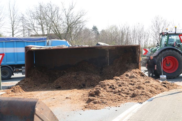 De aanhangwagen kantelde op de rotonde en verloor een lading gedroogde mest.